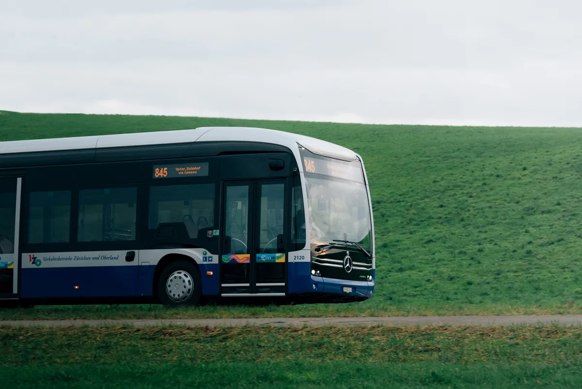 Vor allem die Front des neuen Busses hebt sich optisch von den bisherigen Dieselmodellen ab.  Ein VZO-Elektrobus fährt auf einer Strasse im Zürcher Oberland.